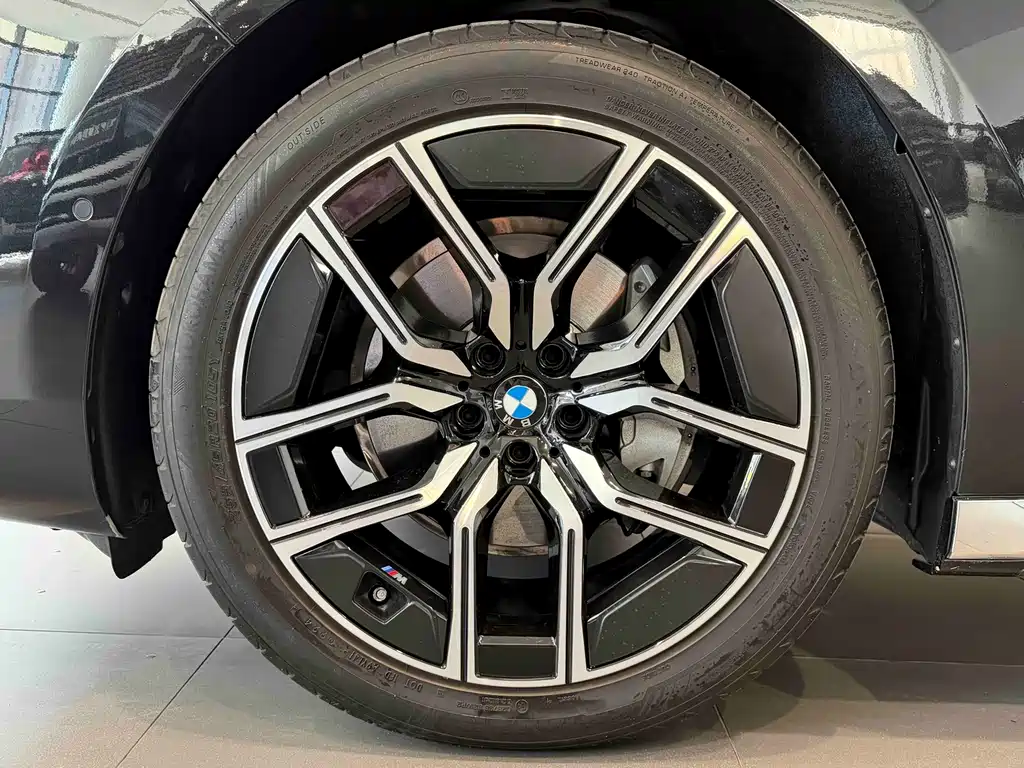 BMW 7 Series — миниатюра 4
