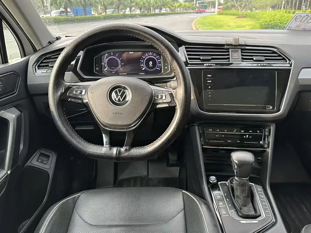 Volkswagen Tiguan L PHEV — миниатюра 11