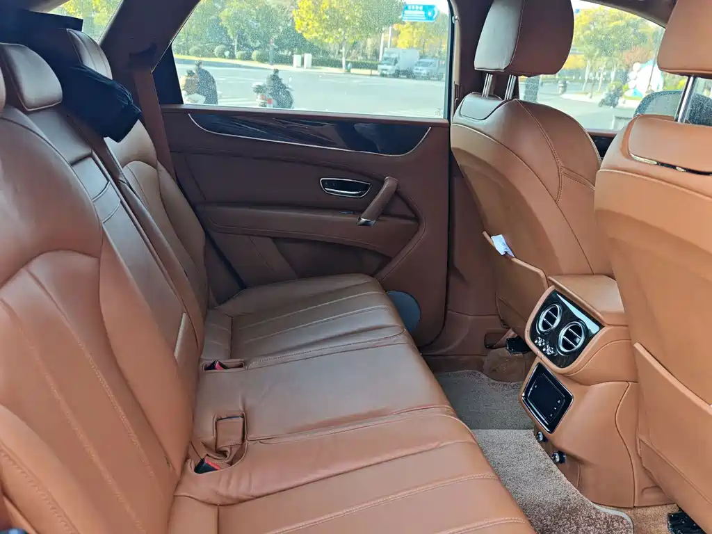Bentley Bentayga — миниатюра 13
