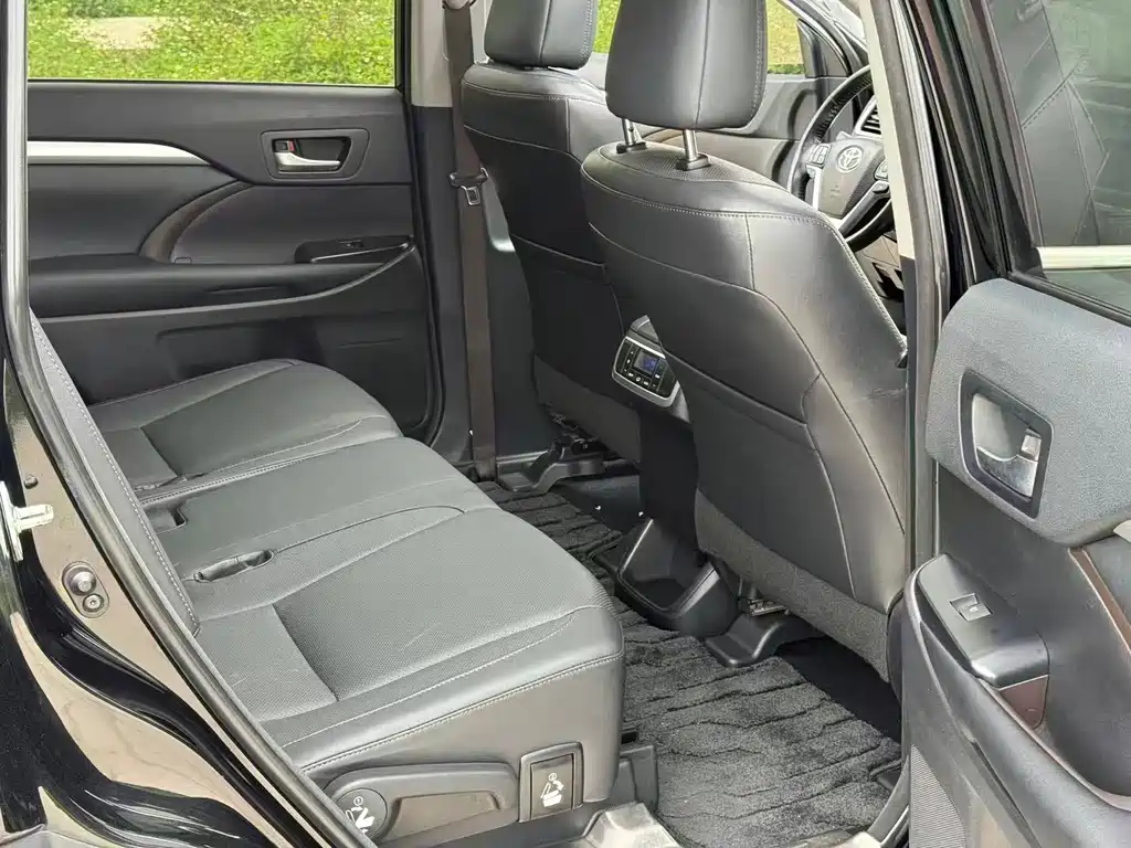 Toyota Highlander 2015 2.0T Luxury 7 мест