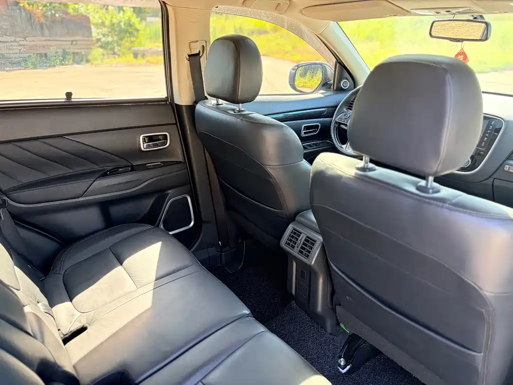 Mitsubishi Outlander — миниатюра 8
