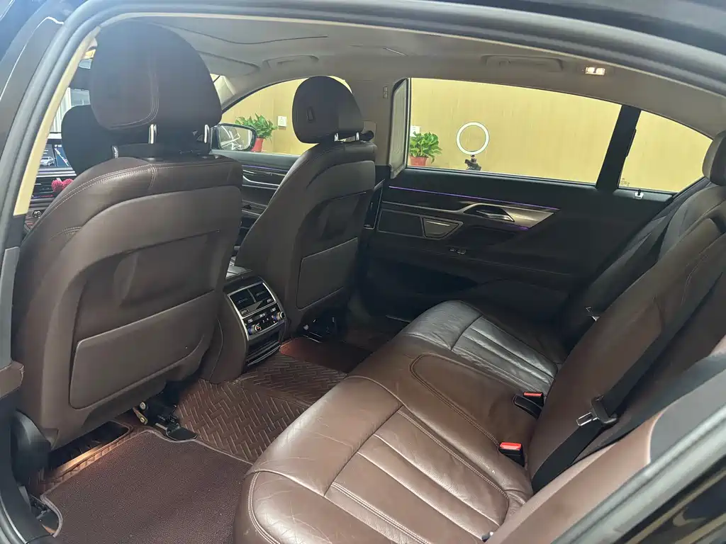 BMW 7 Series — миниатюра 6