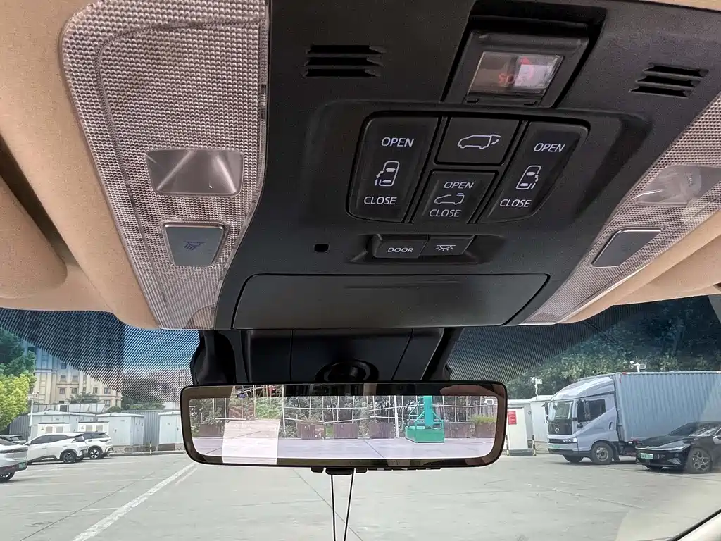 Toyota Alphard — миниатюра 8