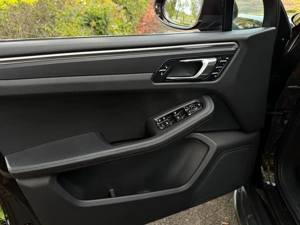 Porsche Macan — миниатюра 10