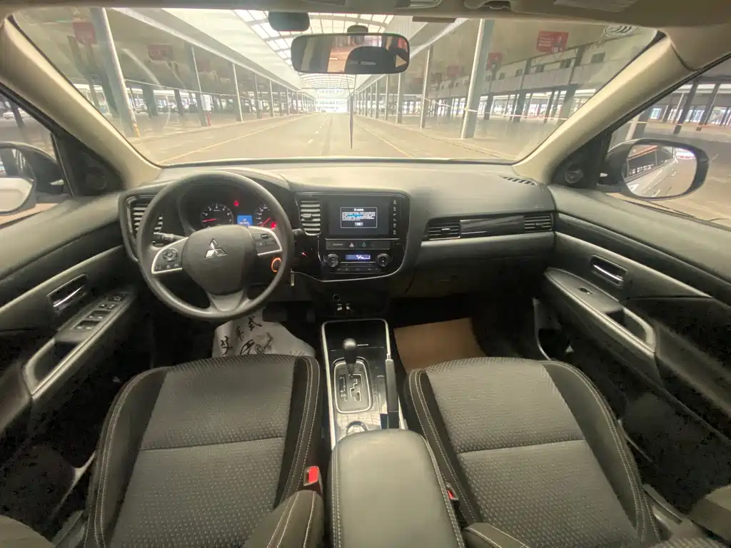 MITSUBISHI OUTLANDER