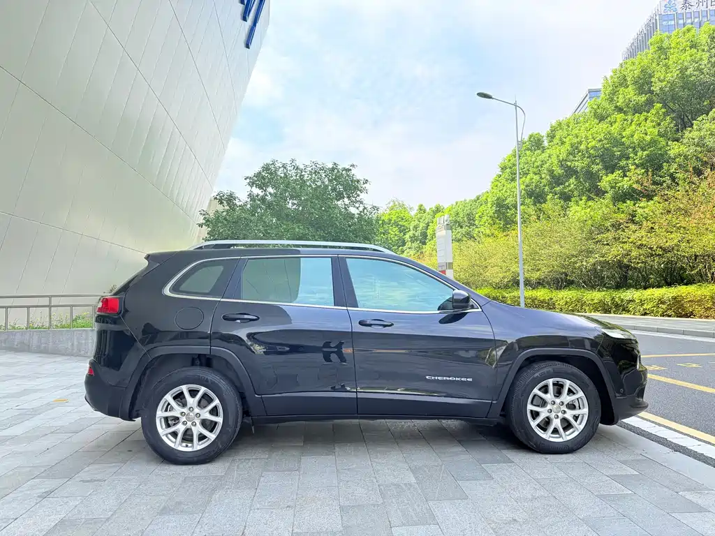 Jeep Cherokee — миниатюра 4