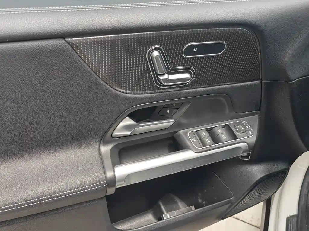 Mercedes-Benz GLB — миниатюра 7