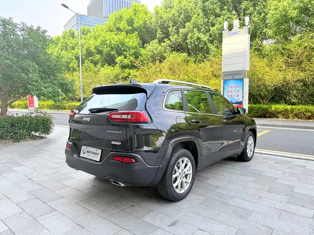 Jeep Cherokee — миниатюра 6