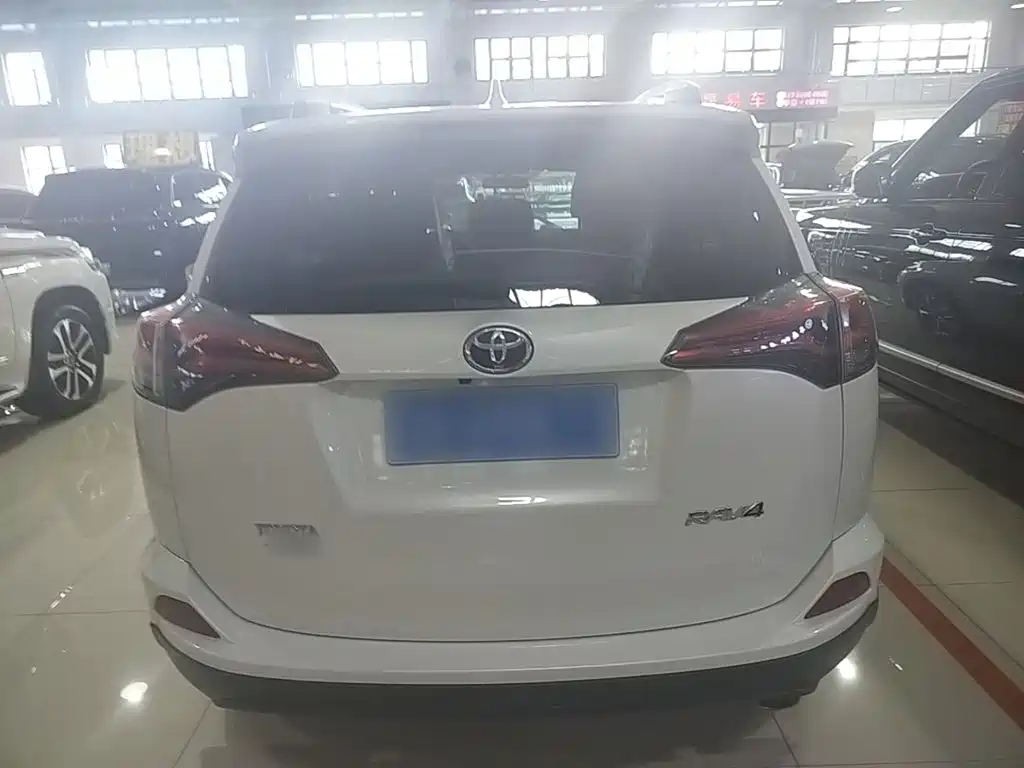 Toyota RAV4 — миниатюра 6