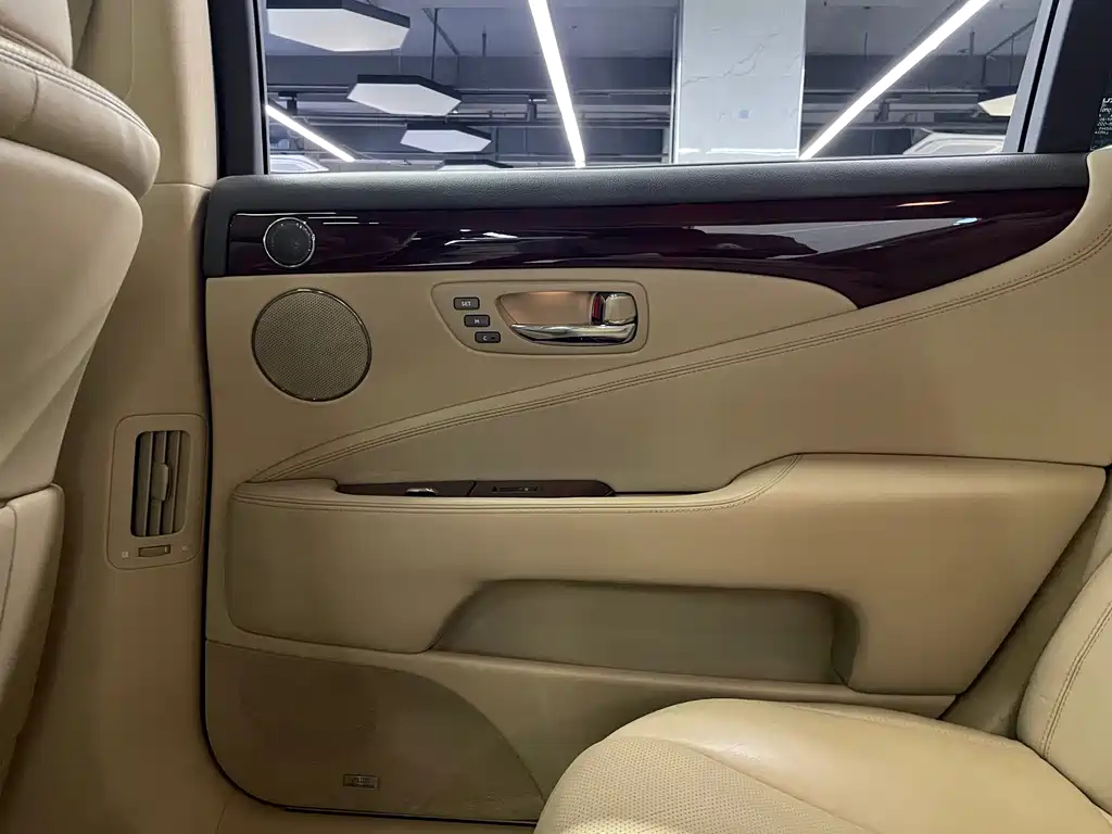 Lexus LS — миниатюра 36