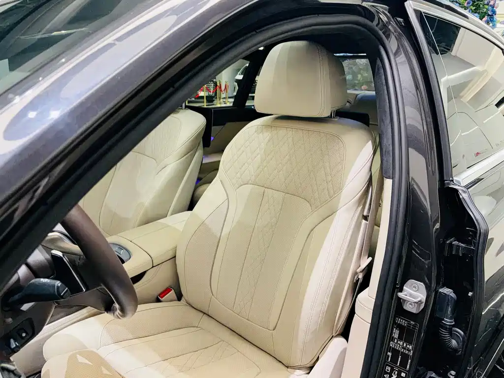 BMW 7 Series — миниатюра 13