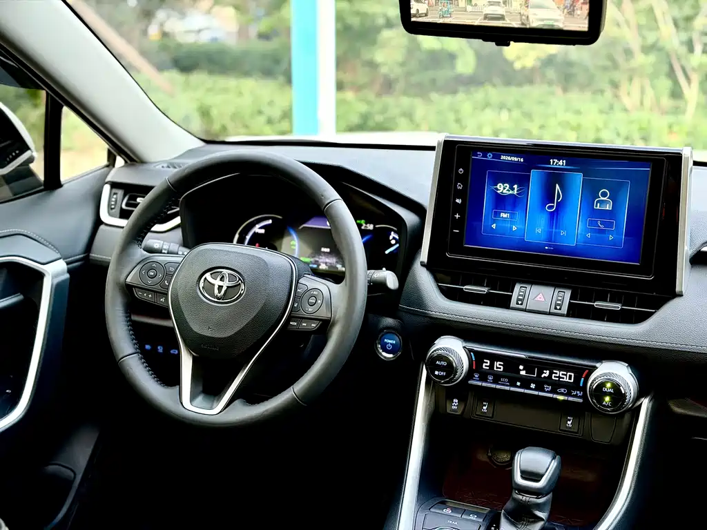 Toyota RAV4 — миниатюра 8