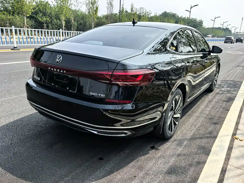 Volkswagen Passat 2022 330TSI Luxury