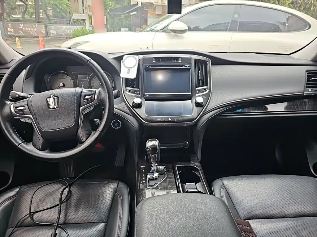 Toyota Crown — миниатюра 13
