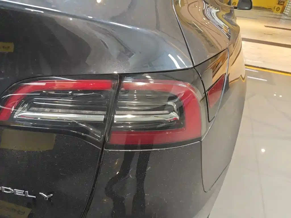 Tesla Model Y — миниатюра 8