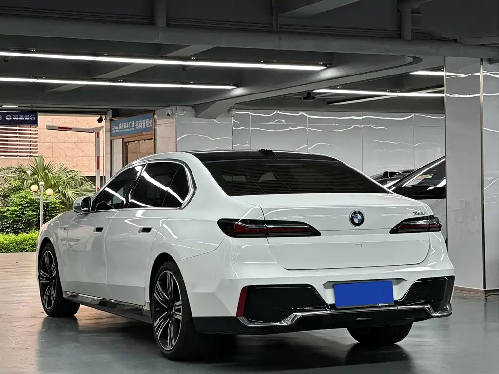 BMW 7 Series — миниатюра 4