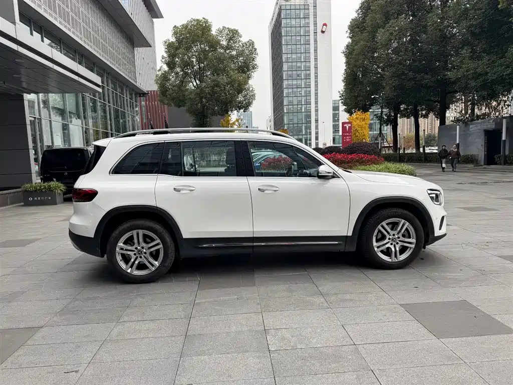 MERCEDES-BENZ GLB