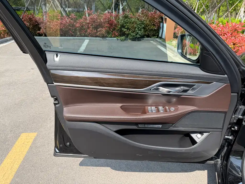 BMW 7 Series — миниатюра 16