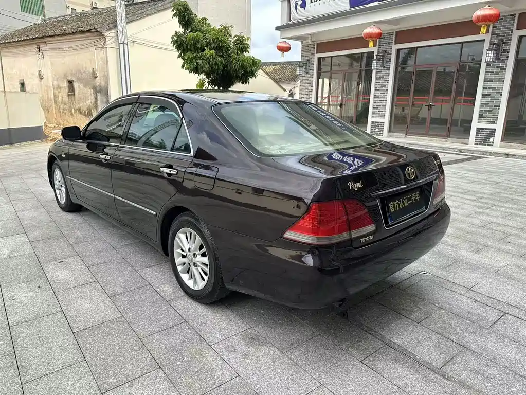 Toyota Crown — миниатюра 4