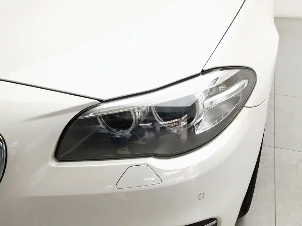 BMW 5 Series — миниатюра 7