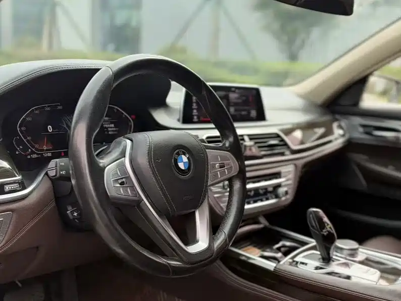 BMW 7 Series — миниатюра 4