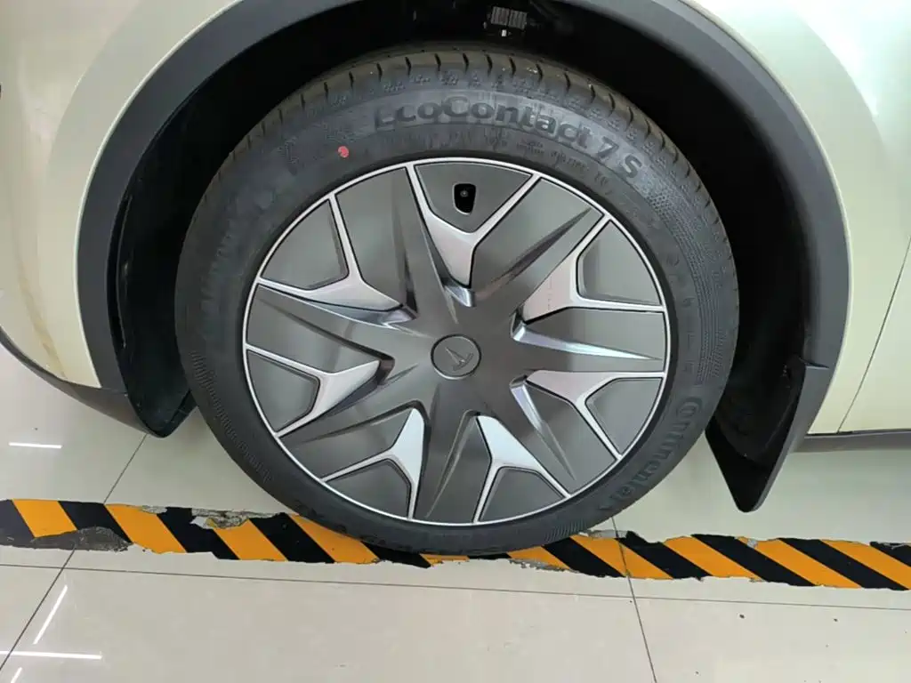 Tesla Model Y L — миниатюра 23
