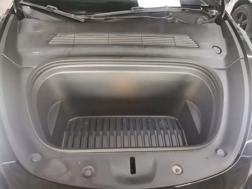 Tesla Model Y — миниатюра 20