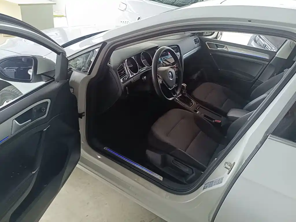 Volkswagen Golf EV — миниатюра 16