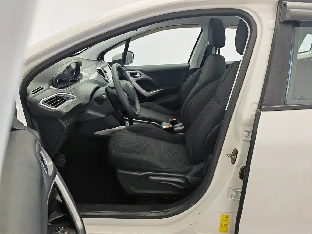 Peugeot 2008 2014 1.6L AT Fashion