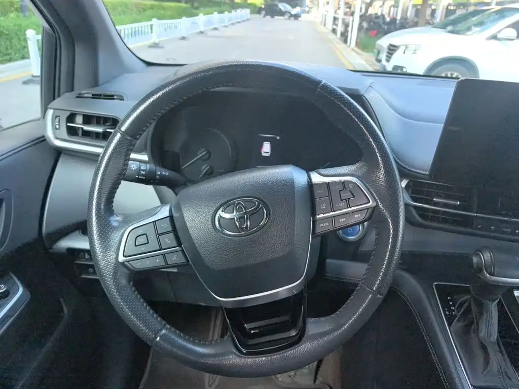 Toyota Sienna — миниатюра 6