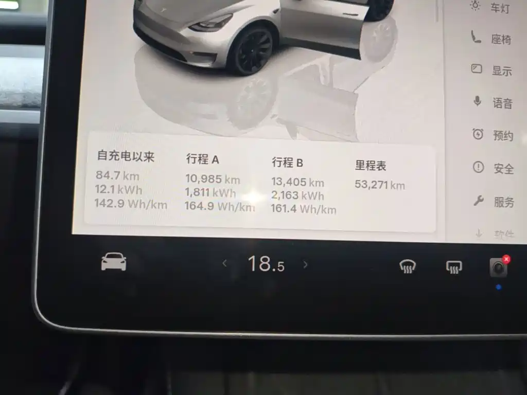 Tesla Model Y — миниатюра 12