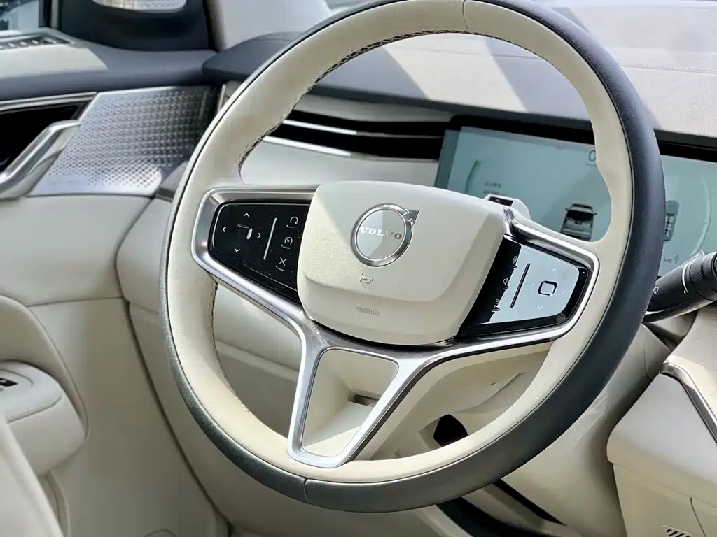 Volvo EM90 2025 Ultra мест