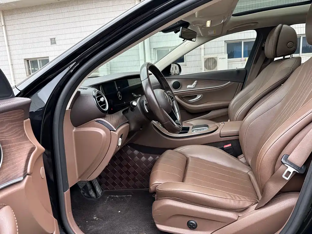 Mercedes-Benz E-Class — миниатюра 6
