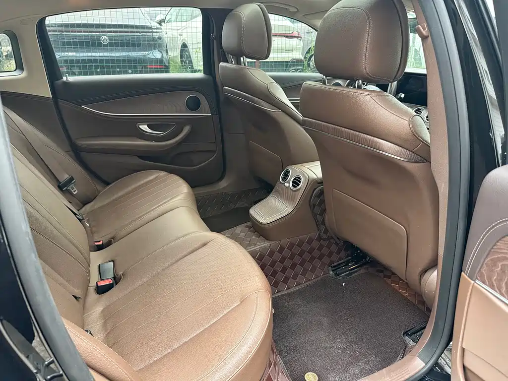 Mercedes-Benz E-Class — миниатюра 13