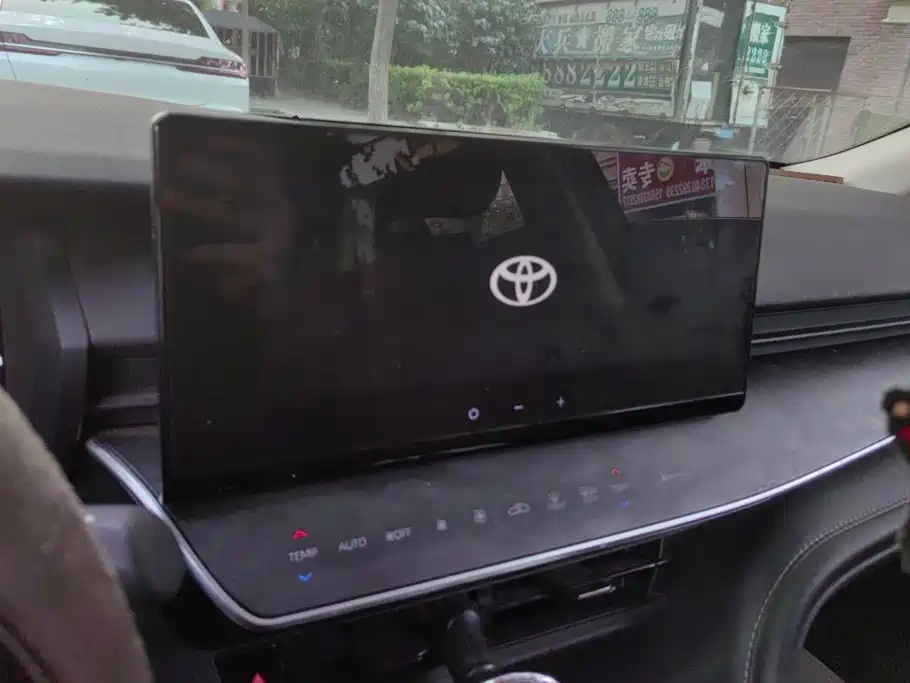 Toyota Camry — миниатюра 13