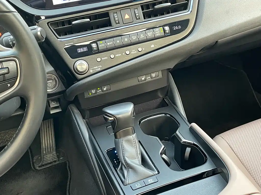 Lexus ES — миниатюра 11