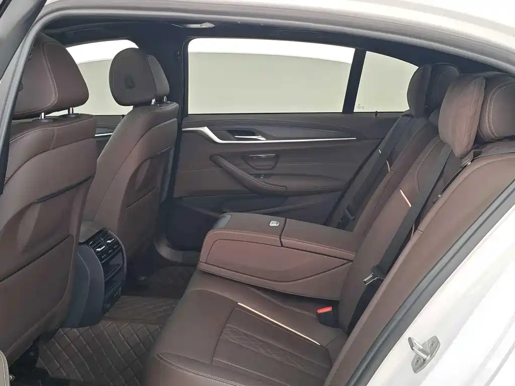 BMW 5 Series — миниатюра 8