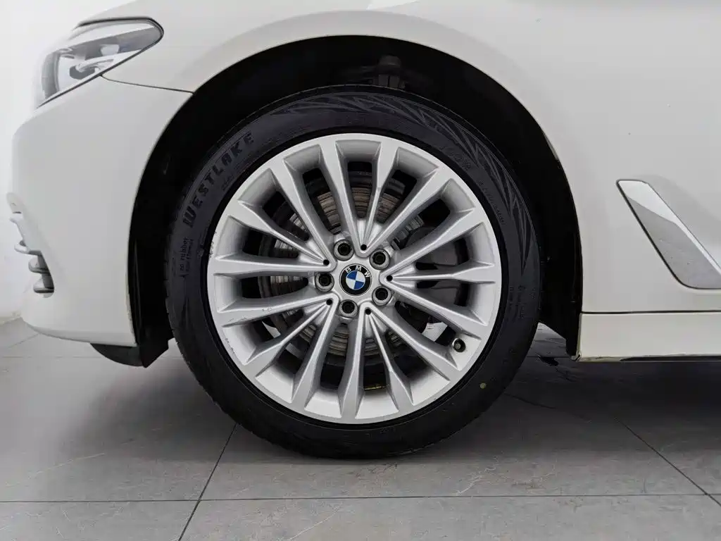 BMW 5 Series — миниатюра 17