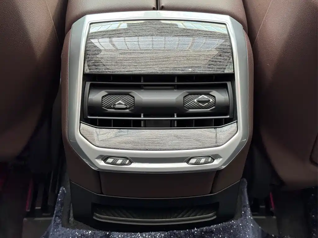 BMW 7 Series — миниатюра 11