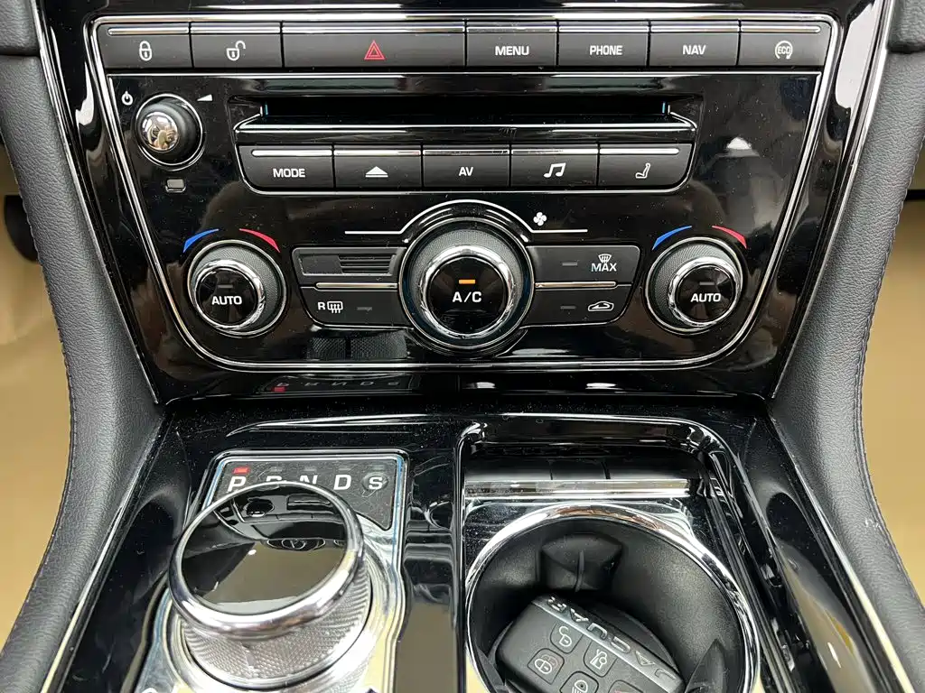 Jaguar XJ — миниатюра 8