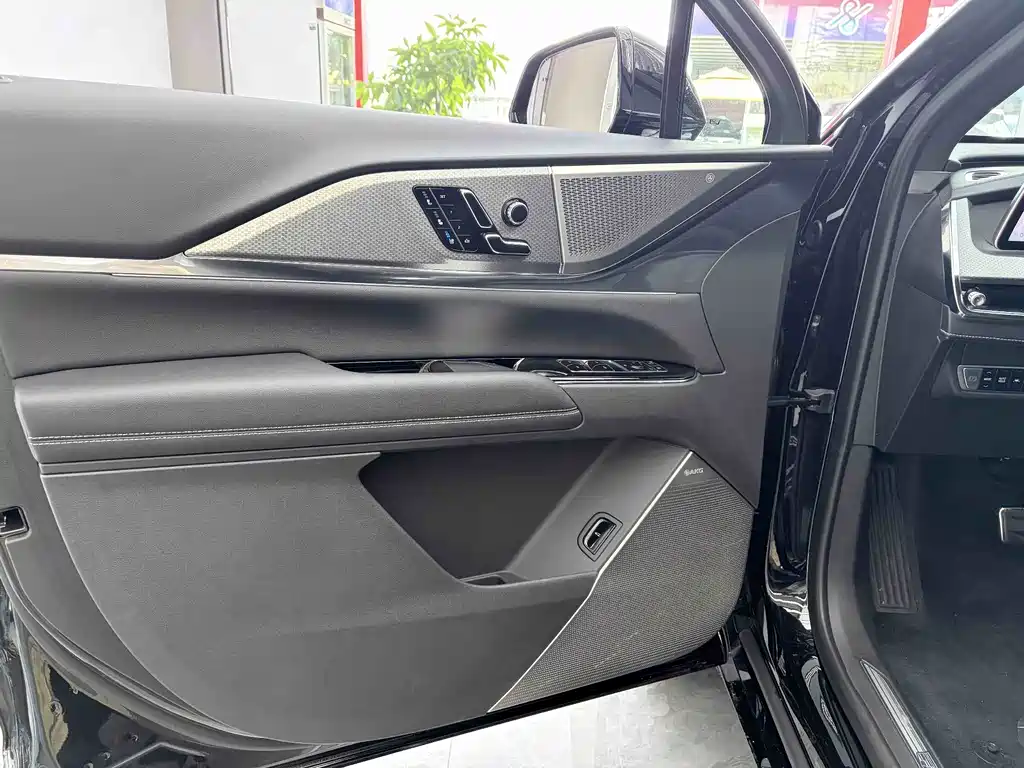 Cadillac XT5 — миниатюра 7
