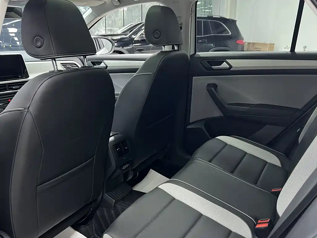 Volkswagen T-Roc — миниатюра 9