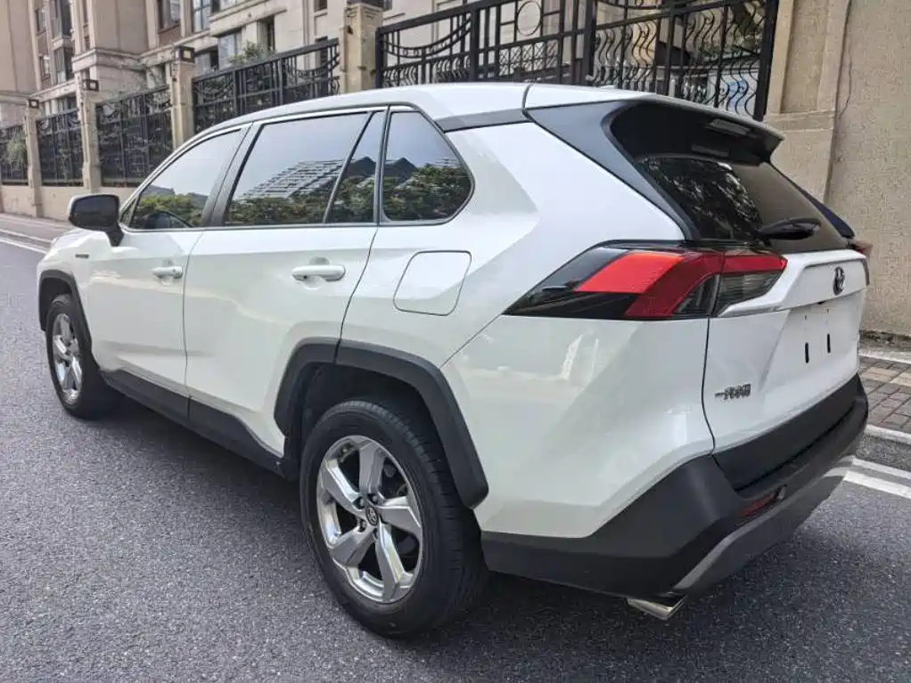 Toyota RAV4 — миниатюра 6