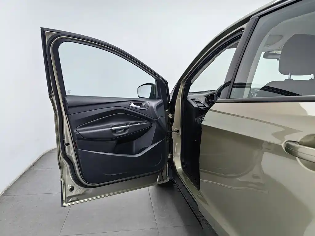 Ford Kuga — миниатюра 8