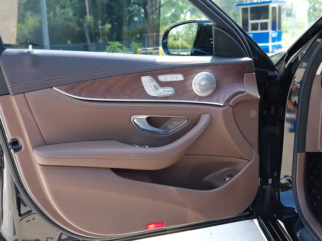 Mercedes-Benz E-Class — миниатюра 11