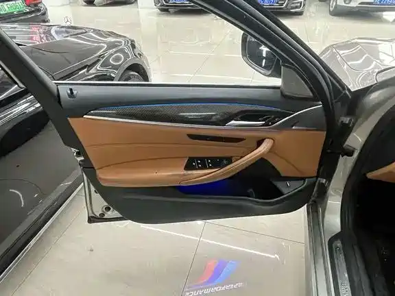 BMW 5 Series — миниатюра 4