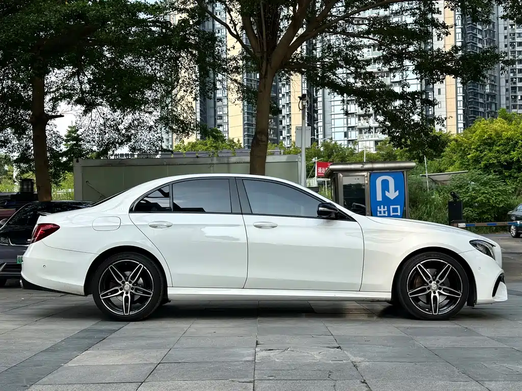 Mercedes-Benz E-Class — миниатюра 7