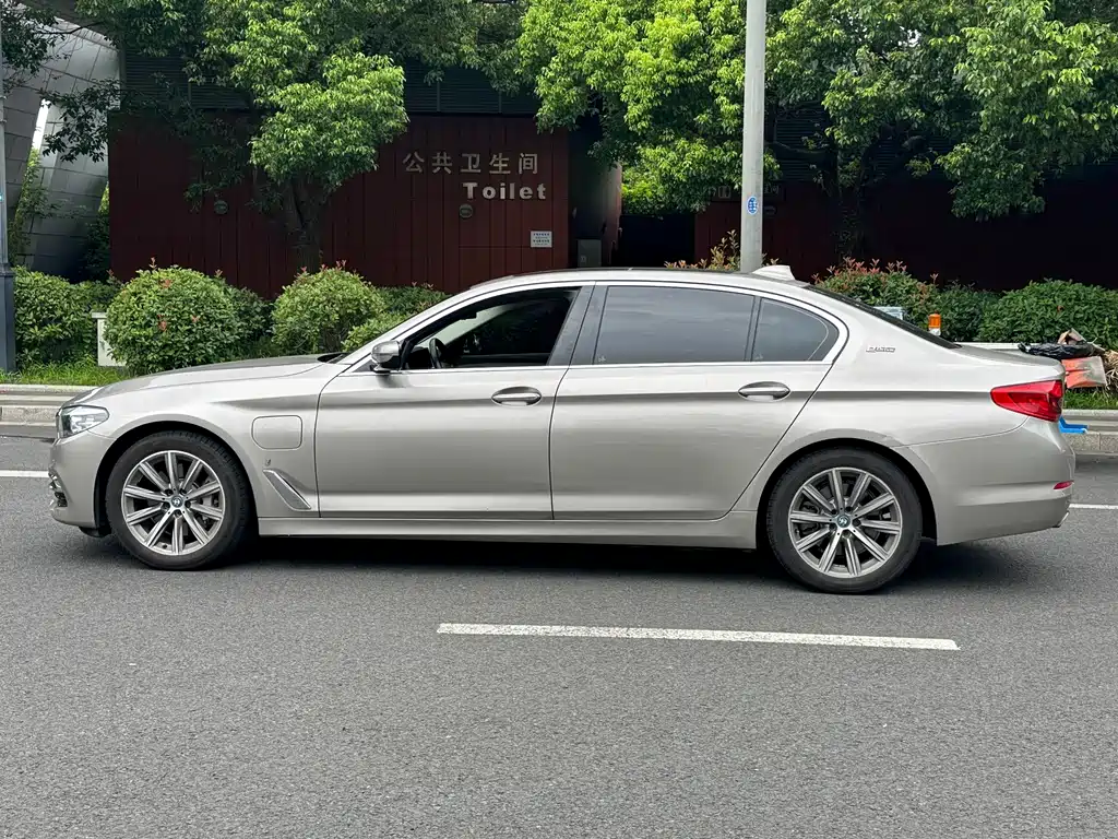 BMW 5 Series New Energy — миниатюра 7