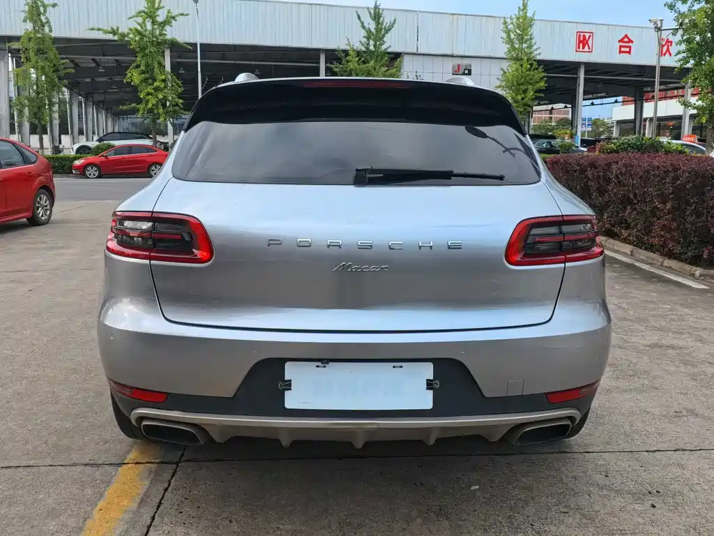 Porsche Macan — миниатюра 3
