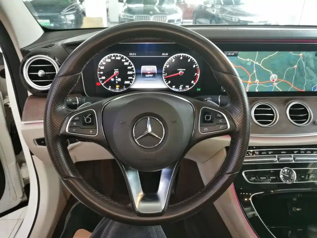 Mercedes-Benz E-Class — миниатюра 11